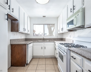 7434 Coffeyville Avenue - Photo Thumbnail 10