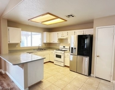 320 Mirasol Way - Photo Thumbnail 3