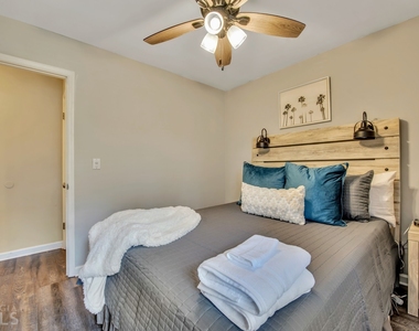 997 Brandon Hill Way - Photo Thumbnail 23