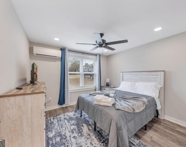 243 Georgia Avenue N - Photo Thumbnail 2
