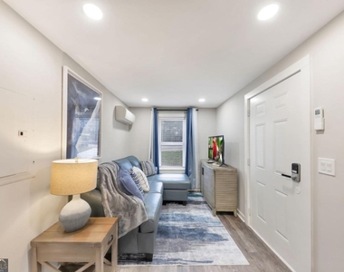 243 Georgia Avenue N - Photo Thumbnail 5