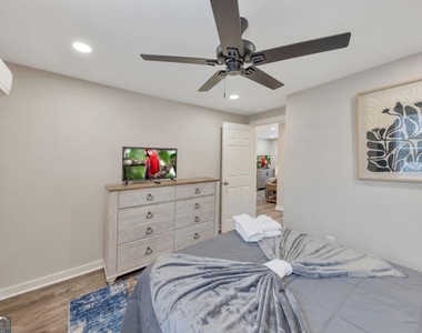 243 Georgia Avenue N - Photo Thumbnail 13