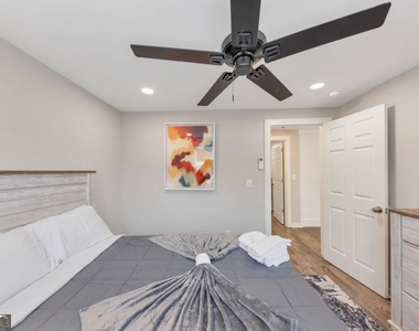 243 Georgia Avenue N - Photo Thumbnail 7