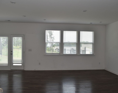190 Mission Boulevard - Photo Thumbnail 4