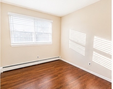 2484 Seymour Ave - Photo Thumbnail 12
