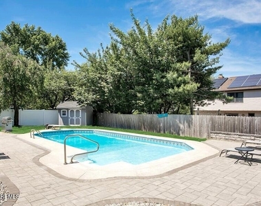 960 Green Hill Boulevard - Photo Thumbnail 17