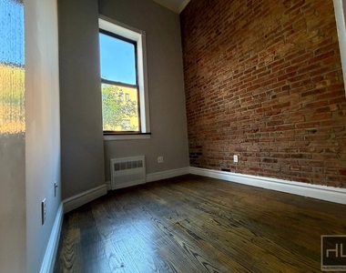 West 14 Street - Photo Thumbnail 3