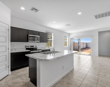 38125 W Excussare Way - Photo Thumbnail 6