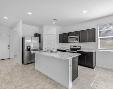 38125 W Excussare Way - Photo Thumbnail 5