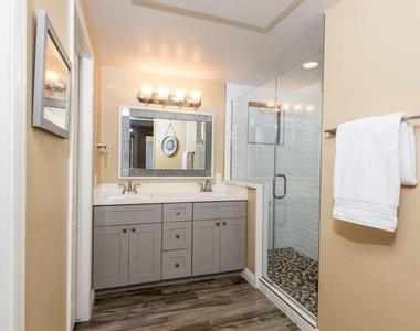 15221 N Clubgate Drive - Photo Thumbnail 8