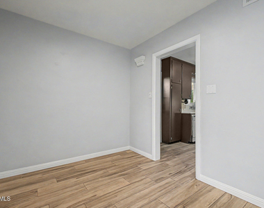 7801 N 17th Drive - Photo Thumbnail 10