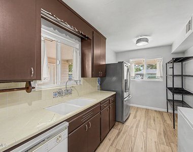 7801 N 17th Drive - Photo Thumbnail 4