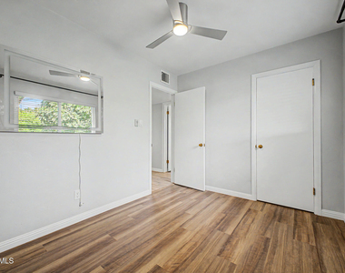7801 N 17th Drive - Photo Thumbnail 9