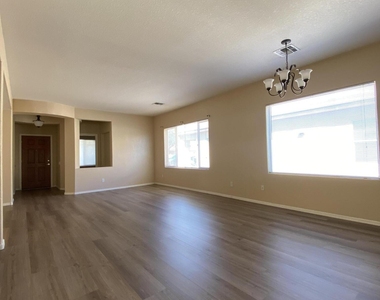 517 S 115th Drive - Photo Thumbnail 3