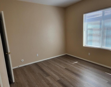 517 S 115th Drive - Photo Thumbnail 16