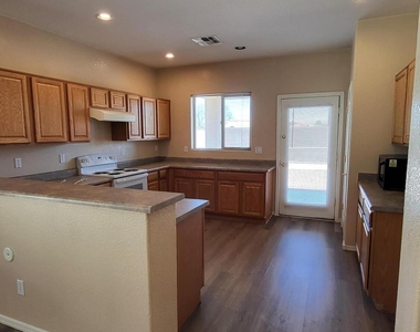 517 S 115th Drive - Photo Thumbnail 6