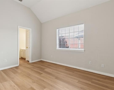 8012 Greenwood Drive - Photo Thumbnail 21