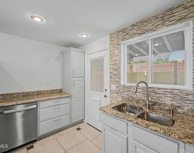 2225 E Catalina Drive - Photo Thumbnail 9