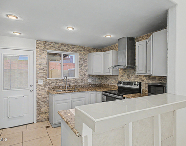 2225 E Catalina Drive - Photo Thumbnail 6