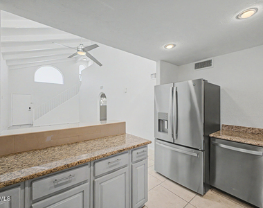 2225 E Catalina Drive - Photo Thumbnail 7