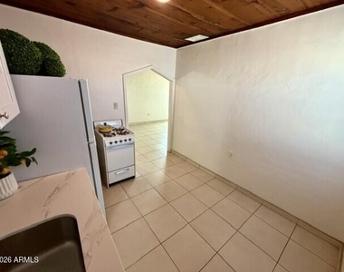 925 E Turney Avenue - Photo Thumbnail 4