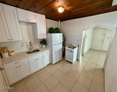 925 E Turney Avenue - Photo Thumbnail 5