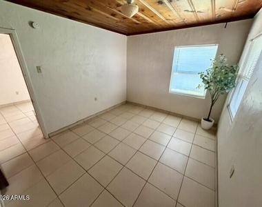925 E Turney Avenue - Photo Thumbnail 16