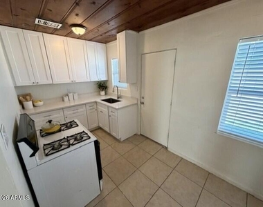 925 E Turney Avenue - Photo Thumbnail 22