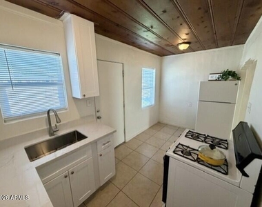 925 E Turney Avenue - Photo Thumbnail 20