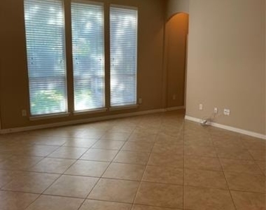 1004 Royal Oaks Drive - Photo Thumbnail 12