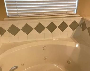 1004 Royal Oaks Drive - Photo Thumbnail 21