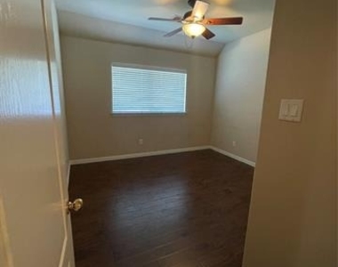 1004 Royal Oaks Drive - Photo Thumbnail 33