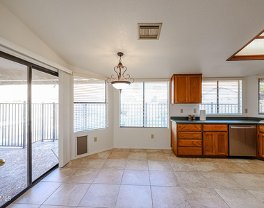6910 W Kimberly Way - Photo Thumbnail 12