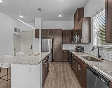 3120 E Park Row Drive - Photo Thumbnail 1