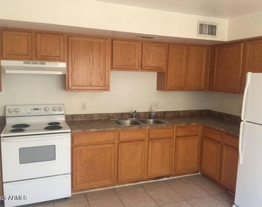 1233 E Henry Street - Photo Thumbnail 2