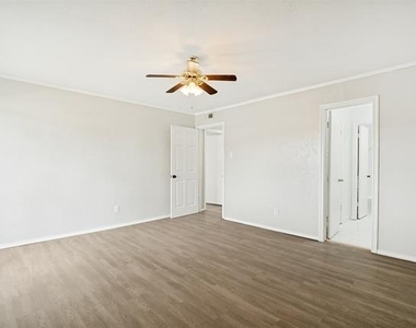 8805 N Normandale Street - Photo Thumbnail 16