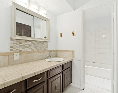 8805 N Normandale Street - Photo Thumbnail 21