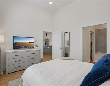 6418 Maple Avenue - Photo Thumbnail 9