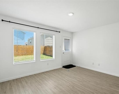 925 Grebe Drive - Photo Thumbnail 2
