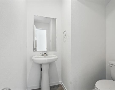 925 Grebe Drive - Photo Thumbnail 3