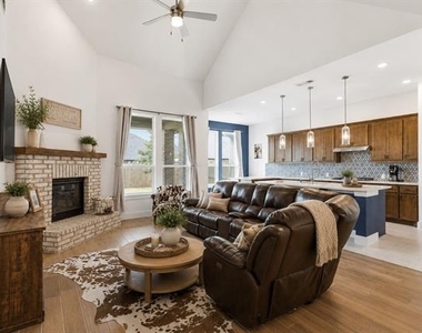 515 Landon Way - Photo Thumbnail 5