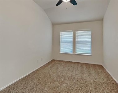 405 Hackberry Drive - Photo Thumbnail 14