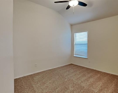 405 Hackberry Drive - Photo Thumbnail 12