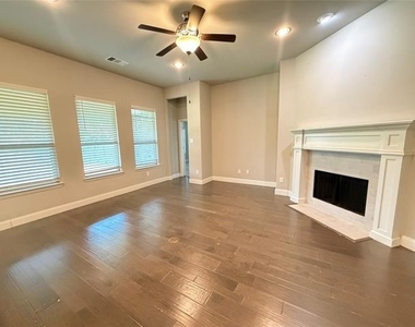 7924 Buttonwood Drive - Photo Thumbnail 4