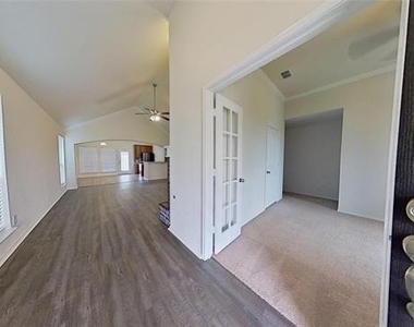109 N Henrietta Street - Photo Thumbnail 4