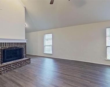 109 N Henrietta Street - Photo Thumbnail 6