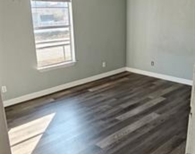 2532 Ryan Avenue - Photo Thumbnail 6