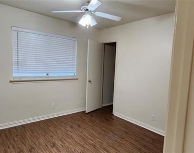 2204 Turf Club Drive - Photo Thumbnail 13