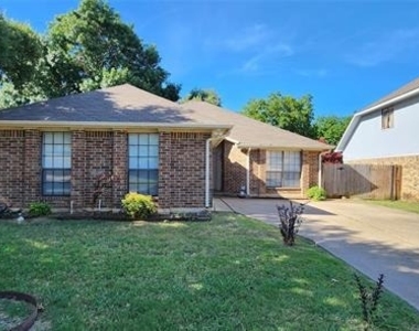 2204 Turf Club Drive - Photo Thumbnail 1