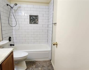 2204 Turf Club Drive - Photo Thumbnail 7
